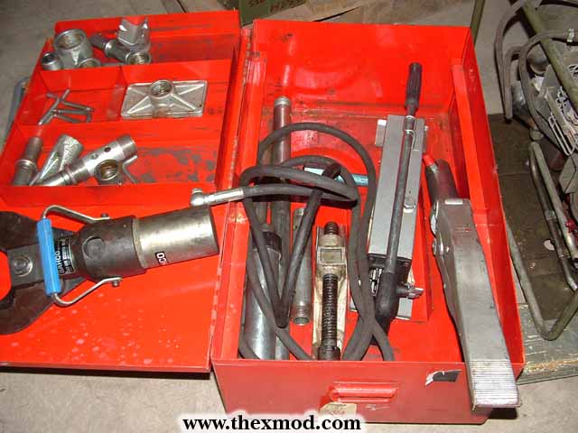 Crash rescue kit.-1
