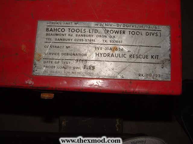 Crash rescue kit.-2