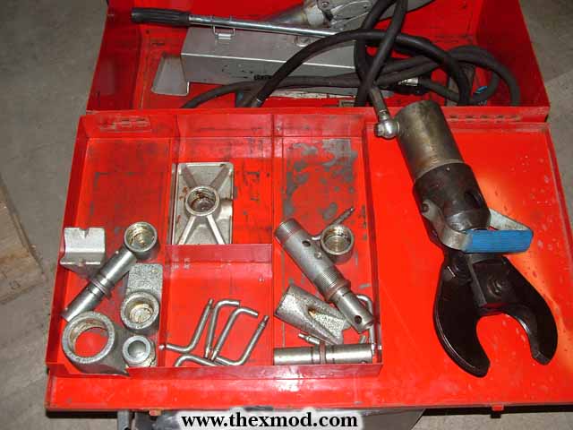 Crash rescue kit.-3