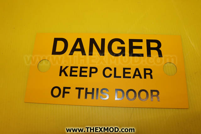 Plate - Danger keep clear of this door - FV775576-1